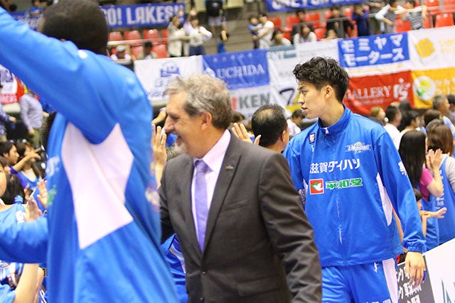 ⑪試合終了後、選手とハイタッチ♡