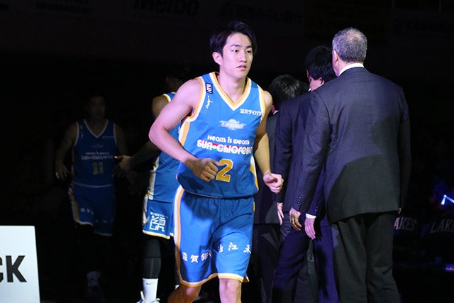⑦試合間近、華麗なチアパフォーマンス