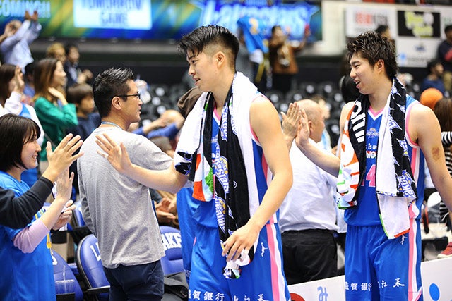 ⑨試合終了後は選手とハイタッチ